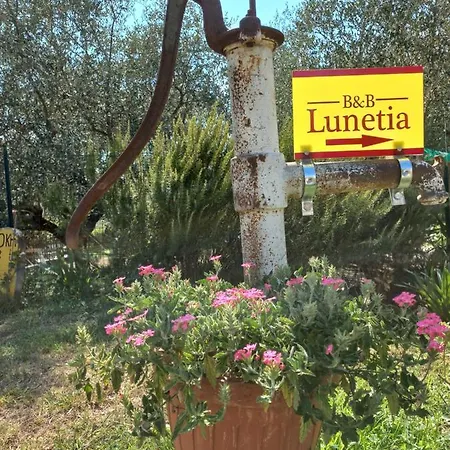 לינה וארוחת בוקר Lunetia 3*